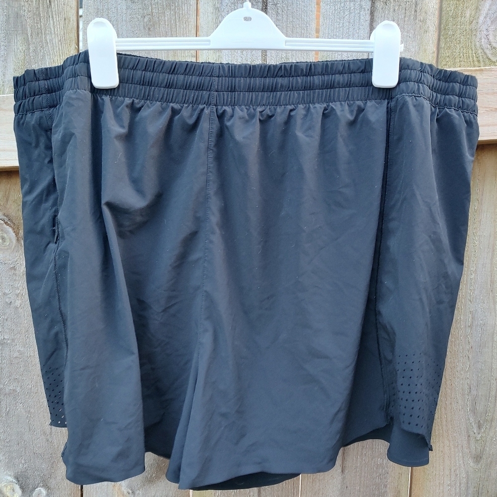 🏵️ Athleta Black 3" Hustle Shorts 🏵️